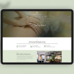 Website Physiotherapevin. Εικόνα μιας ιστοσελίδας φυσιοθεραπείας που απεικονίζει χέρια να κάνουν μασάζ σε πλάτη. Το μήνυμα "Start feeling better" είναι εμφανές στην κορυφή της εικόνας. Η ιστοσελίδα περιλαμβάνει πληροφορίες σχετικά με τις υπηρεσίες φυσιοθεραπείας, τη βελτίωση της ποιότητας ζωής, και μια θερμή υποδοχή για τους επισκέπτες του χώρου.