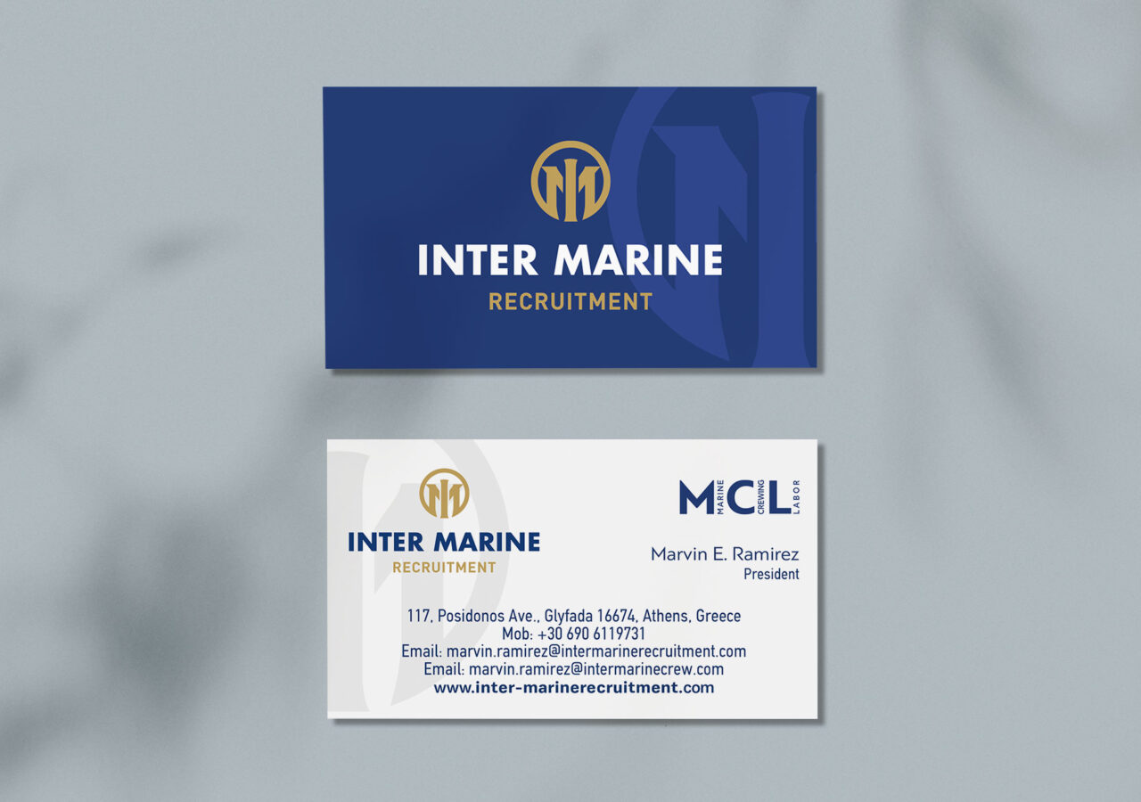 Logo Inter Marine Επαγγελματικές κάρτες της εταιρείας "Inter Marine Recruitment". Οι κάρτες είναι τοποθετημένες σε γκρι φόντο με σκιές. Η κάρτα στην Α πλευρά έχει σκούρο μπλε φόντο και στο κέντρο της είναι το λογότυπο της εταιρείας σε χρυσό χρώμα. Δεξιά από το λογότυπο υπάρχει ένα διακριτικό σχέδιο σε μπλε απόχρωση. Η Β πλευρά έχει λευκό φόντο με το ίδιο λογότυπο, αλλά τοποθετημένα αριστερά. Δεξιά βρίσκεται το λογότυπο "MCL - Marine Crewing Labor". Κάτω από αυτά, αναγράφονται τα στοιχεία της εταιρίας