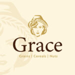 Grace Logo Το λογότυπο αυτό παρουσιάζει το πρόσωπο μιας γυναίκας με καπέλο από στάχυα σε απαλό μπεζ φόντο. Το όνομα "Grace" εμφανίζεται με μεγάλα καφέ γράμματα, συνοδευόμενο από τις λέξεις "Grains | Cereals | Nuts". Το σχέδιο της γυναίκας είναι συμμετρικό και αποπνέει μια αίσθηση ηρεμίας και παράδοσης.