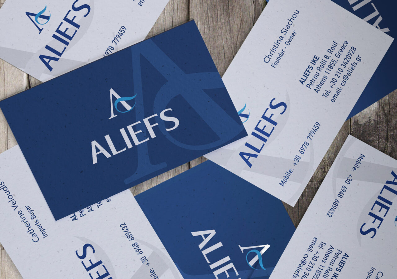 Aliefs Visit Cards με μπλε φόντο, λευκό λογότυπο και καθαρή τυπογραφία σε ματ υφή επαγγελματικής εκτύπωσης.