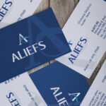 Aliefs Visit Cards με μπλε φόντο, λευκό λογότυπο και καθαρή τυπογραφία σε ματ υφή επαγγελματικής εκτύπωσης.