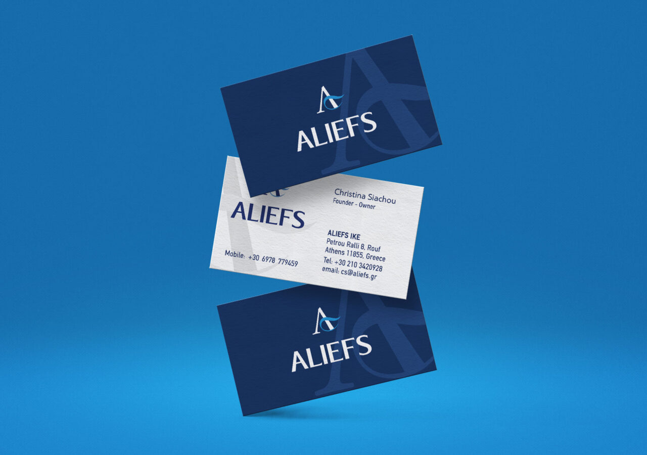 Aliefs Visit Cards Τρεις κάρτες αιωρούνται σε μπλε φόντο, με μοντέρνο σχεδιασμό, λογότυπο και καθαρή επαγγελματική τυπογραφία.