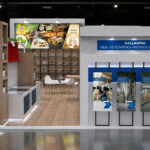 Kallas Food Expo Exhibition Stand αφίσες πάνω σε ξύλινες επιφάνειες και λευκές επιφάνειες